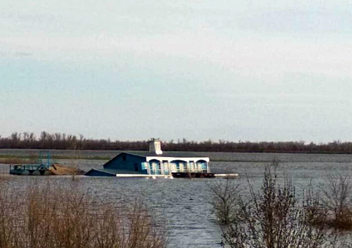 Под Саратовом пристань ушла под воду