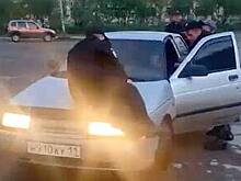 Водитель прокатил российского полицейского на капоте и попал на видео