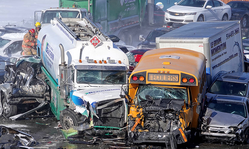  В массовом ДТП в Канаде столкнулись 200 машин. Как сообщает Риа Новости, в аварии пострадали около 70 человек. 