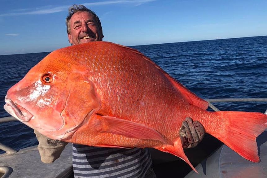 Мужчина поймал самую большую рыбу в жизни