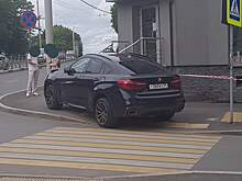 Водитель BMW припарковался "как Бог" в районе улицы Горького