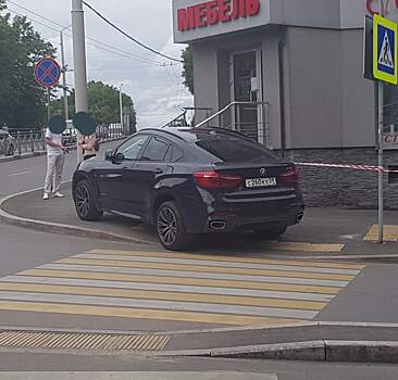 Водитель BMW припарковался "как Бог" в районе улицы Горького