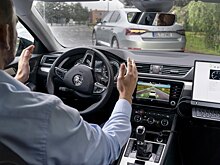 В Чехии научили водителя управлять двумя автомобилями сразу