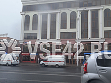 Две кареты скорой помощи прибыли к одному из бизнес-центров в Кемерове