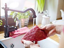 Доктор Мясников объяснил, почему нельзя мыть мясо