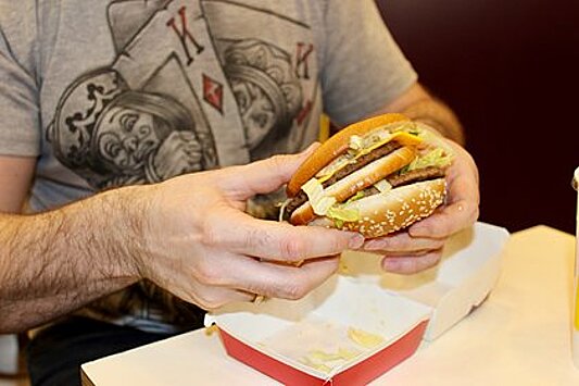 Мужчина помешался на одном виде гамбургеров и съел 32 тысячи штук