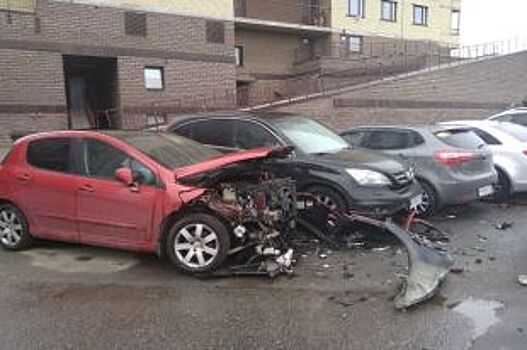В Петербурге женщина-водитель перепутала педали и разбила 5 авто