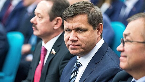 Экс-мэр Владивостока завершил работу в должности посадкой рододендронов