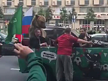 По улицам Москвы прокатился медведь-фанат: откуда он взялся