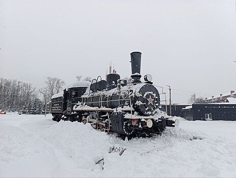 Жители Сарапула откопали заснеженный паровоз