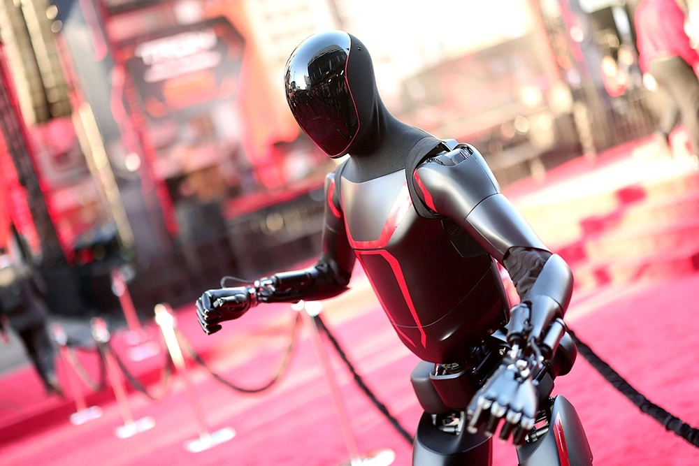 Человекоподобный робот Tesla Optimus показал кунг-фу Джареду Лето