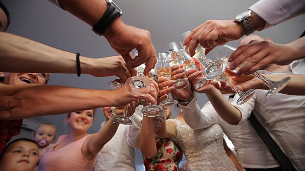 Врач дал советы, как выжить при отравлении алкоголем