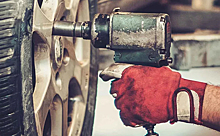 «Переобувка» зимней резины: как ломают колесные болты при шиномонтаже