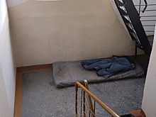 В городе Обь под Новосибирском мать выгнала сына-инвалида жить в подъезд