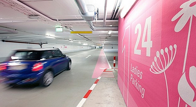 В аэропорту Франкфурта открылись парковки «только для женщин»