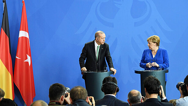 С пресс-конференции в Берлине вывели мужчину: Эрдоган улыбнулся и переглянулся с Меркель