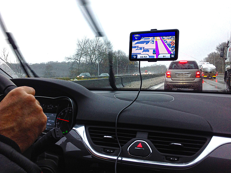 GPS-навигаторы невероятно облегчали жизнь водителям. Больше не нужно было пользоваться неудобными бумажными картами — устройство самостоятельно находило местоположение пользователя и рассчитывало оптимальный маршрут. Сейчас девайс либо сразу встраивается в автомобиль, либо водители используют для навигации смартфон. 