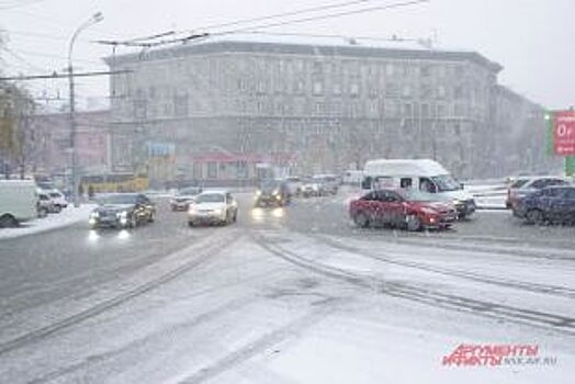 На новосибирских дорогах выпал снег, из-за чего произошло много автоаварий