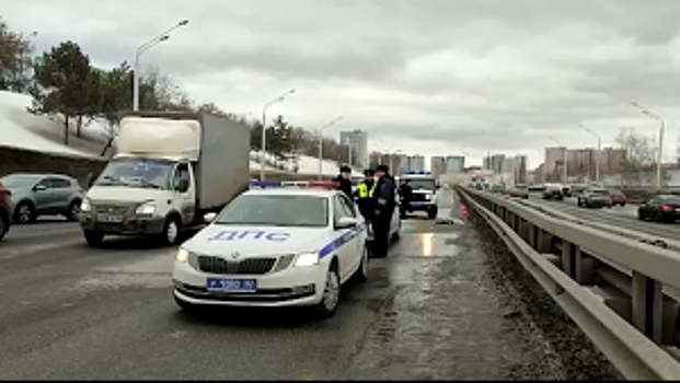 В Уфе инспекторы ДПС помогли пассажирке легкового автомобиля, которая на ходу выпала из салона