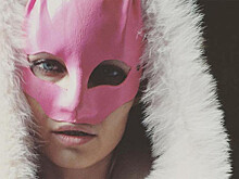 Почему вдова Децла прячет лицо за кроличьей маской