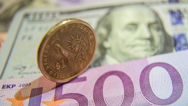 ЦБ поднял курс доллара сразу на 2 рубля