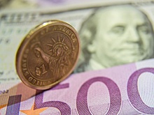 ЦБ поднял курс доллара сразу на 2 рубля