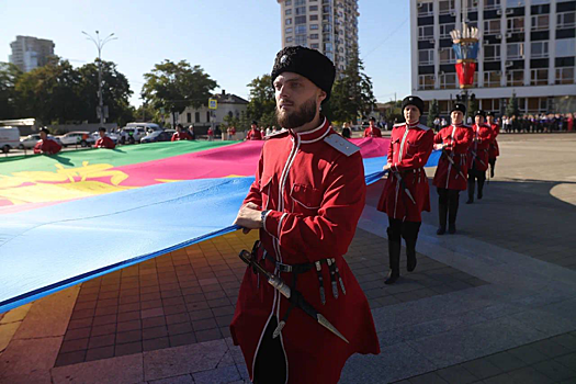 В День рождения Краснодарского края в столице региона подняли огромный флаг