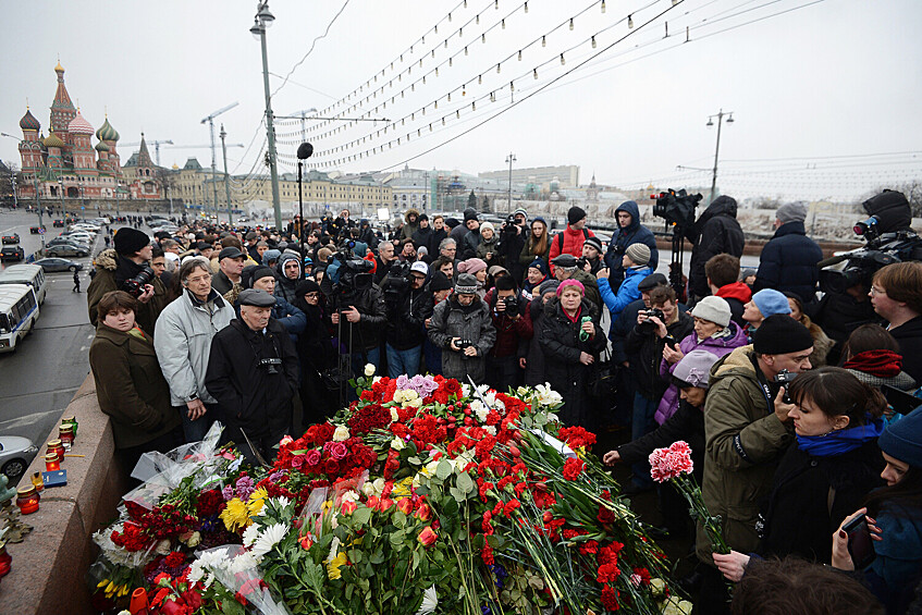 Горожане возлагают цветы на месте убийства политика Бориса Немцова, 28 февраля 2015 год