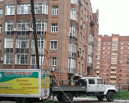 «Может же кого-то убить»: электрический столб упал на машину у дома