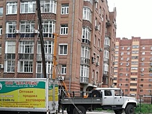 «Может же кого-то убить»: электрический столб упал на машину у дома