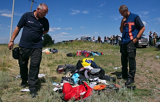 В Нидерландах полицейский уволен за продажу вещей со сбитого на Украине Boeing