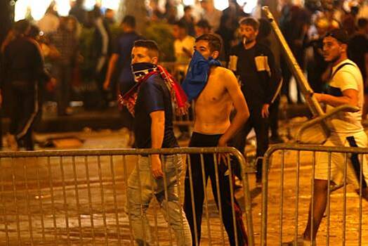 Во время беспорядков в Северной Ирландии пострадали 10 полицейских