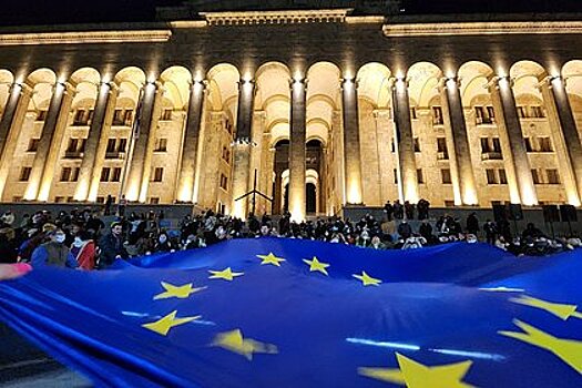 У здания парламента Грузии повесят новый флаг ЕС взамен сожженного