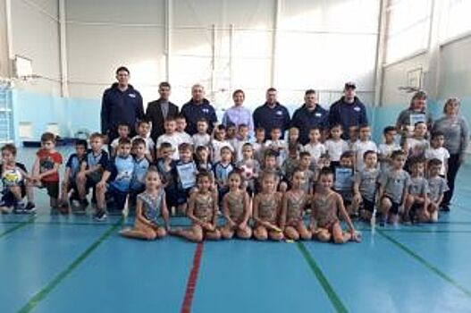 Хоккеисты «Тороса» провели веселые старты для детей