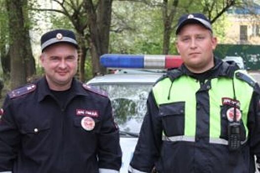 В центре Липецка инспекторы ДПС приняли роды у женщины