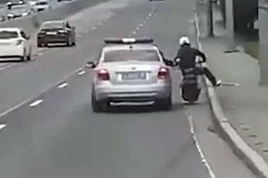 Автоинспекторы голыми руками поймали байкера во Владивостоке