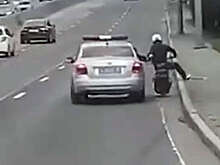 Автоинспекторы голыми руками поймали байкера во Владивостоке