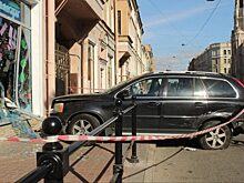 Суд арестовал водителя «Киа», устроившего ДТП с «Вольво» и пострадавшим курьером на В.О.