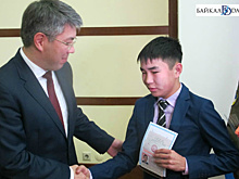 В День Конституции Алексей Цыденов вручил паспорта и госнаграды