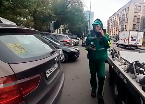 Эвакуация машины инвалида рядом с онкоцентром в Москве возмутила россиян