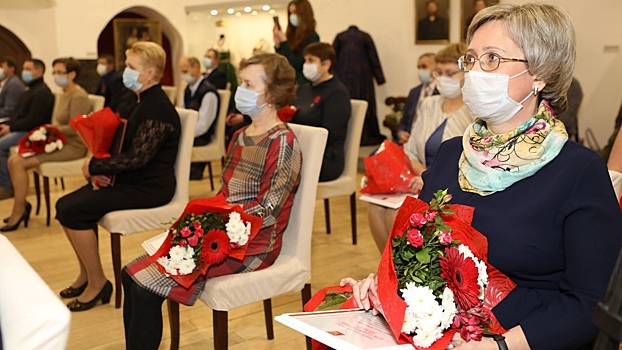 Вологодских медиков наградили в преддверии Дня Конституции 