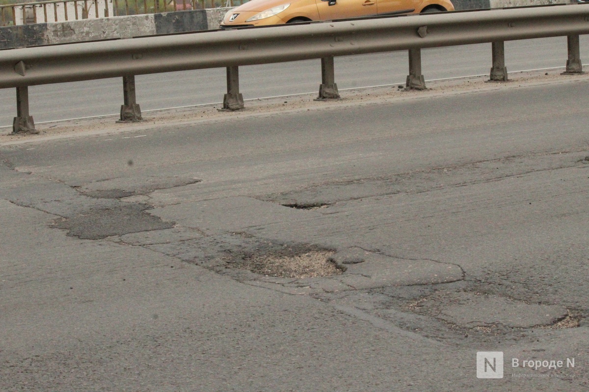 Водители жалуются на дыры на Мызинском мосту в Нижнем Новгороде