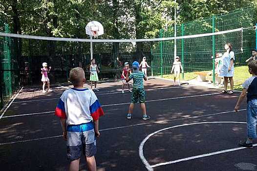 В рамках «Московской смены» ребята приняли участие в турнире по пионерболу
