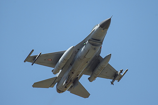 Голландские летчики на F-16 повредили крышу ресторана в Румынии