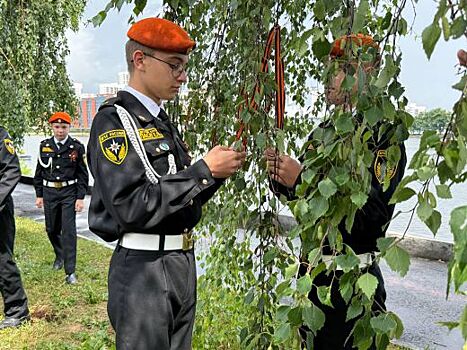 Свердловчане украсили деревья колокольчиками в центре Екатеринбурга в память о военных днях