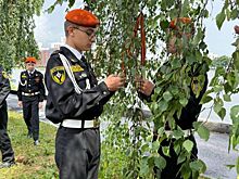 Свердловчане украсили деревья колокольчиками в центре Екатеринбурга в память о военных днях