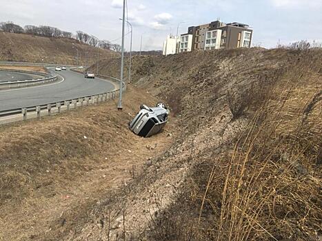 Во Владивостоке стали известны подробности ДТП с опрокидыванием иномарки