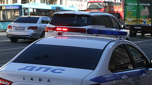 В российском городе в заведенной машине нашли тело мужчины