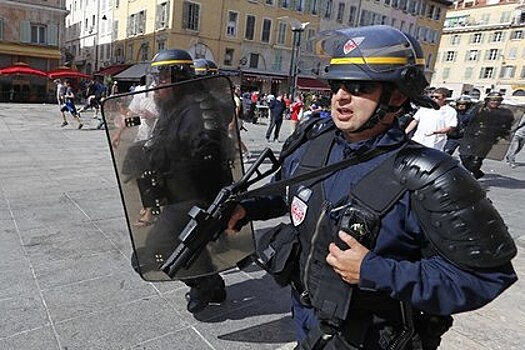Французские полицейские с автоматами ворвались в отель с российскими фанатами