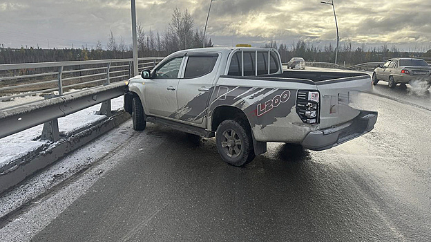 Четыре иномарки столкнулись на мосту в Ноябрьске